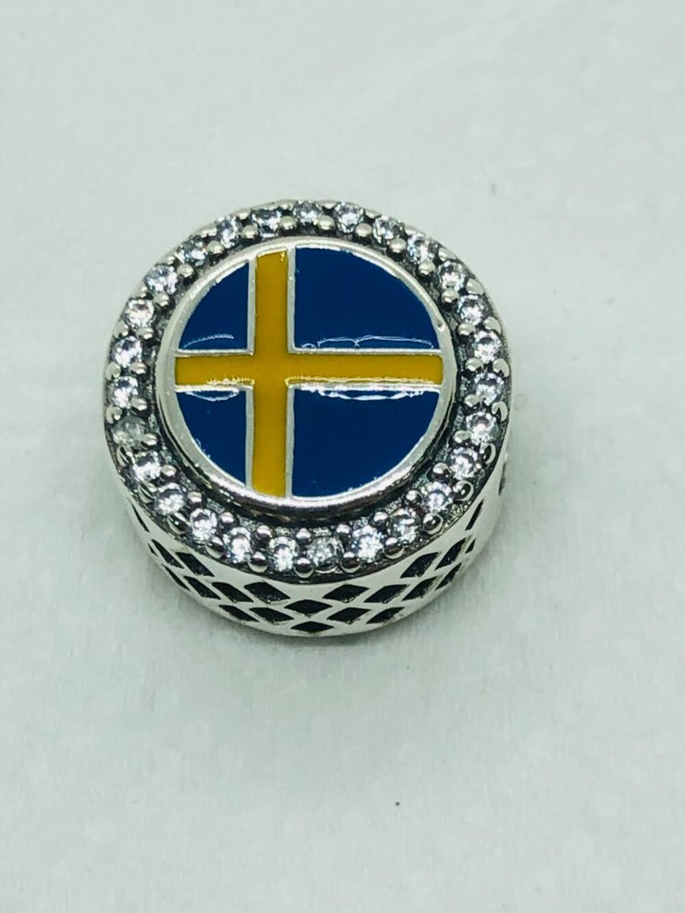 ✨ ✨Pandora Country Of Sweden Exclusive Flag Round Sparkling Charm